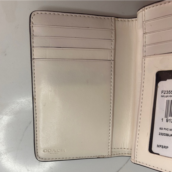 Coach Corner Zip Wallet in Signature- Like New - Picture 13 of 16